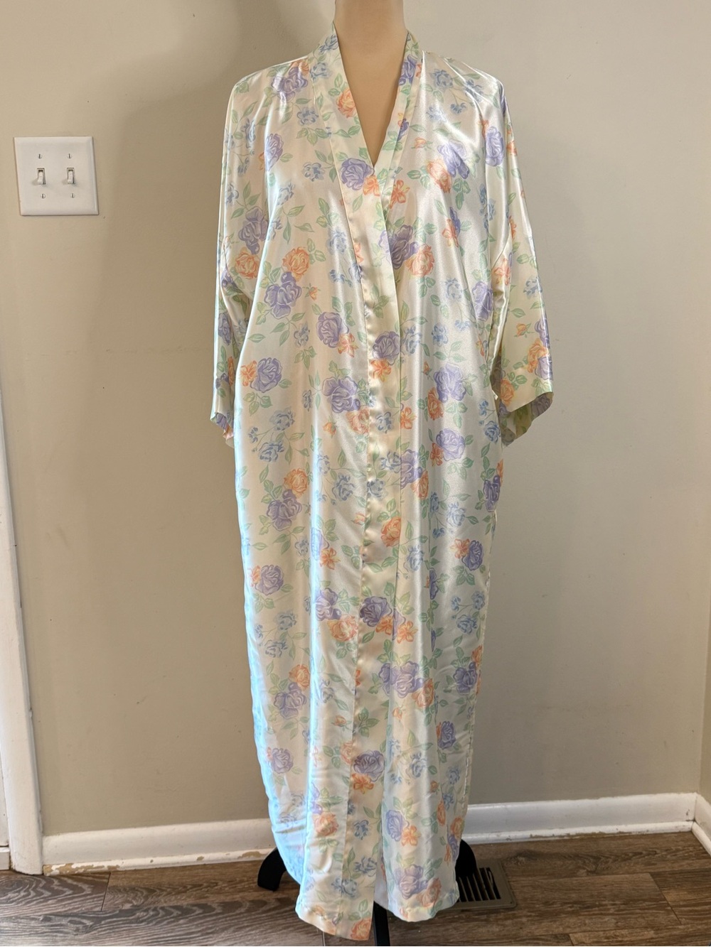 Go Softly pastel floral satin robe wide crop sleeves SZ SM (no outer belt)